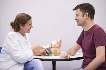 HNO-Ärztin im Gespräch mit Patient