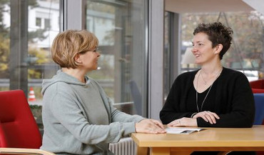 Brustkrebsschwester im Gespräch mit Patientin