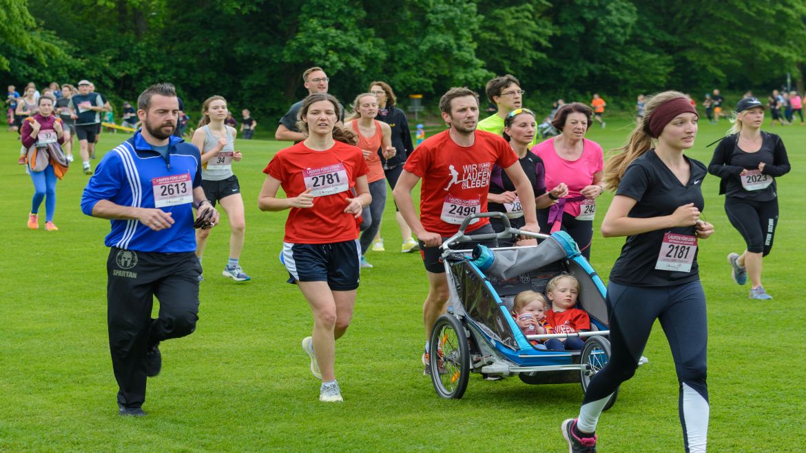 "Laufen für's Leben"-Läuferin mit Kinderwagen