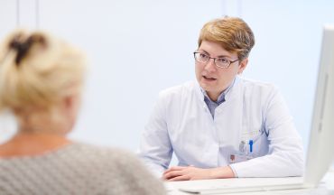 Ärtzin im Gespräch mit Patientin