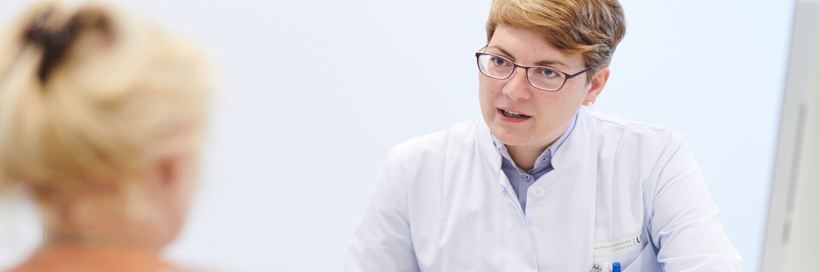 Ärtzin im Gespräch mit Patientin